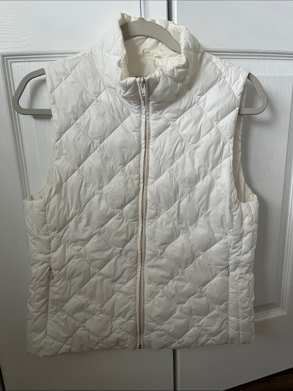 Loft Quilted white Puffer Vest - Sleeveless Zip Front